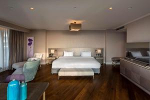 Säng eller sängar i ett rum på Radisson Blu Hotel Istanbul Ottomare