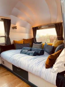 uma cama grande na parte de trás de uma caravana em Vintage 1962 airstream em Oxford