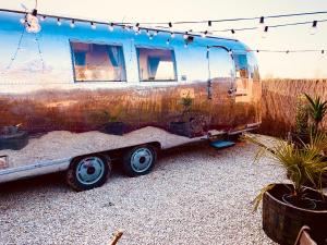 Ein alter Wohnwagen parkt in einem Hof. in der Unterkunft Vintage 1962 airstream in Oxford