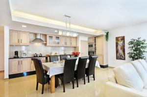 a kitchen and dining room with a table and chairs at Casa da Ribeira in Silves