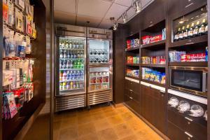 um corredor de mercearia com um frigorífico e muitas bebidas em Sonesta Select Durham Research Triangle Park em Durham