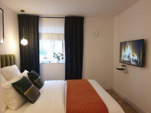 una camera da letto con un letto e una finestra di Apartament Na Krzywym Kole a Kazimierz Dolny