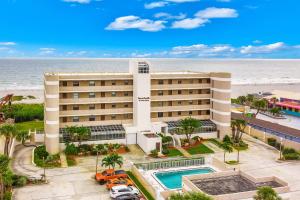 vista aerea sull'hotel e sulla spiaggia di Cocoas By The Sea a Cocoa Beach