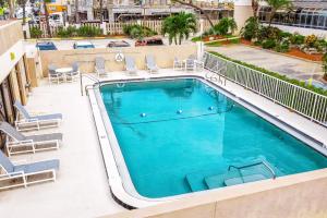 una piscina in cima a un edificio con sedie di Cocoas By The Sea a Cocoa Beach