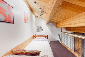 Postel nebo postele na pokoji v ubytování Truckee Treat + 19 fotografií