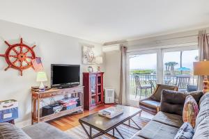 a living room with a couch and a tv at Beachwood Place 1H in Hilton Head Island