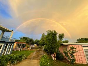 um arco-íris no céu sobre uma casa em Golden W Hotel em Shalu