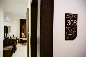Una habitación con una puerta con un cartel. en AQABA COAST HOTEL en Áqaba