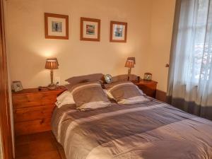 Un dormitorio con una cama grande con dos lámparas. en Gite des Kathares, en Villeneuve dʼOlmes