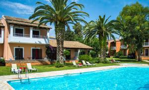 Bazén v ubytovaní Folies Corfu Town Hotel Apartments alebo v jeho blízkosti