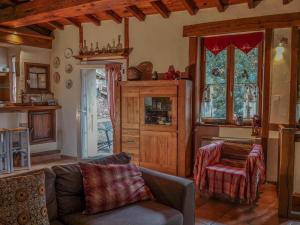 una sala de estar con un sofá y una silla en Gite des Kathares, en Villeneuve dʼOlmes