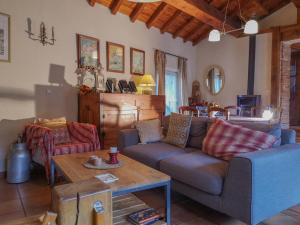 una sala de estar con un sofá y una mesa en Gite des Kathares, en Villeneuve dʼOlmes 12 fotos más