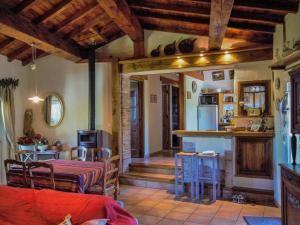 Una cocina y una sala de estar con mesa y sillas. en Gite des Kathares, en Villeneuve dʼOlmes