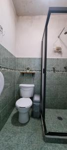 een badkamer met een toilet en een douche bij HOM Roma in Mexico-Stad +31 foto's