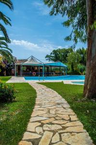 Bazén v ubytovaní Folies Corfu Town Hotel Apartments alebo v jeho blízkosti