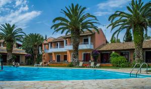 Bazén v ubytování Folies Corfu Town Hotel Apartments nebo v jeho okolí