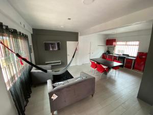 - un salon avec un canapé et un hamac dans l'établissement Lidxi Angela, à Juchitán de Zaragoza