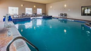 สระว่ายน้ำที่อยู่ใกล้ ๆ หรือใน Best Western Granbury Inn and Suites