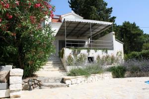 una casa con un solárium a un lado en Villa Tamara, en Bol