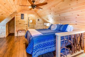 een slaapkamer met een bed in een houten hut bij Raven's Nest in Scaly Mountain