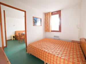Una cama o camas en una habitación de Appartement Saint-François-Longchamp, 2 pièces, 6 personnes - FR-1-635-15