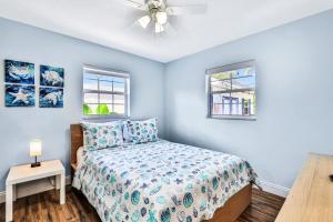 Ένα ή περισσότερα κρεβάτια σε δωμάτιο στο Beachy Bungalow +31 φωτογραφίες
