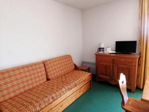 a living room with a couch and a television at Appartement Saint-François-Longchamp, 2 pièces, 6 personnes - FR-1-635-1 in Saint-François-Longchamp