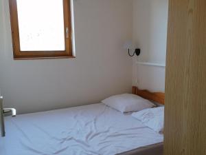 Llit o llits en una habitació de Appartement Saint-François-Longchamp, 3 pièces, 4 personnes - FR-1-635-3