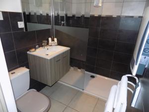Ein Badezimmer in der Unterkunft Le Jaonnet