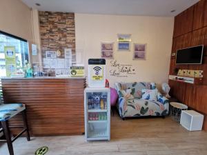 TV a/nebo společenská místnost v ubytování Acrige Apartelle 2-4 pax Queen @ heart of Bogo City