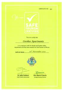 um envelope amarelo com um certificado com um sinal certificado de viagem em segurança em CocoLux Luxury Apartments em La Digue