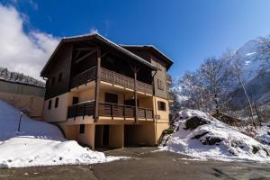 a building with a balcony in the snow at Appartement les Dryades D92 Happy Rentals in Les Chavants