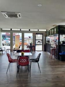 - un restaurant avec une table et des chaises dans la chambre dans l'établissement See Foo Hotel, à Bidur