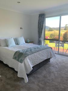 Una cama o camas en una habitación de Kinloch Lake & Golf Views