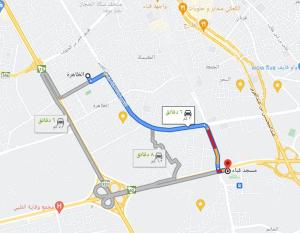 a map with a blue and red line on it at شقة عائلية -ليست فندقية- 8 دقائق بالسيارة للحرم أو قباء - in Al Madinah