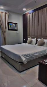 Ένα ή περισσότερα κρεβάτια σε δωμάτιο στο الشاطئ الأبيض للشقق المخدومة