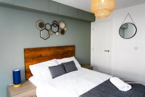 Una cama o camas en una habitación de Portland Apartments 198 by #ShortStaysAway