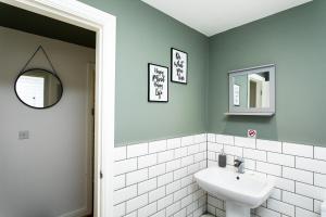 Phòng tắm tại Portland Apartments 198 by #ShortStaysAway
