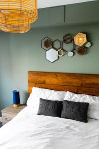 Una cama o camas en una habitación de Portland Apartments 198 by #ShortStaysAway