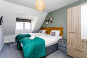 1 dormitorio con 1 cama y vestidor en Portland Apartments 198 by #ShortStaysAway en Newcastle