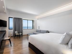 una camera d'albergo con un grande letto e un divano di The Tanneries Hotel & Spa a Chania