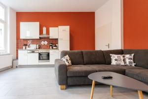 ヴェルニゲローデにあるWR Rote Ferienwohnung in der alten Apothekeのソファとテーブルのあるリビングルーム