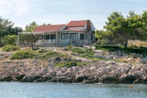 dom na brzegu wody w obiekcie Seafront house Šolta w mieście Stomorska