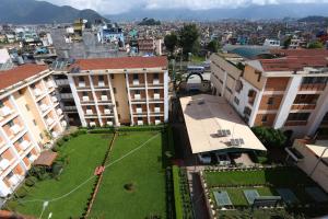 eine Luftansicht auf eine Stadt mit Gebäuden und Rasen in der Unterkunft Alpine Hotel & Apartment in Kathmandu