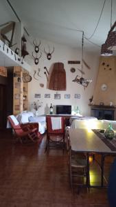 a living room with a table and chairs in a room at El Quinto Pino Riópar in Riópar