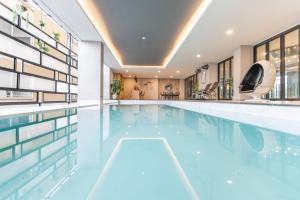 Bazén v ubytování 56 Hotel nebo v jeho okolí
