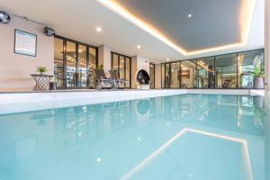 Bazén v ubytování 56 Hotel nebo v jeho okolí