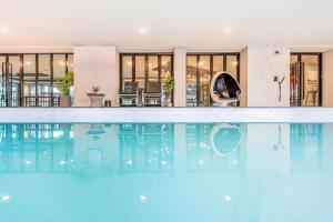 Bazén v ubytování 56 Hotel nebo v jeho okolí