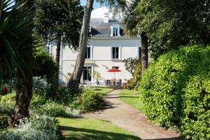 una casa blanca con un camino delante de ella en Villa Saint Raphaël en Saint-Malo