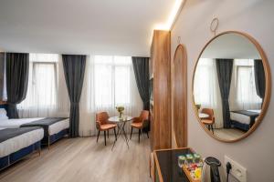 Ein Bett oder Betten in einem Zimmer der Unterkunft Seyithan Palace Spa Hotel